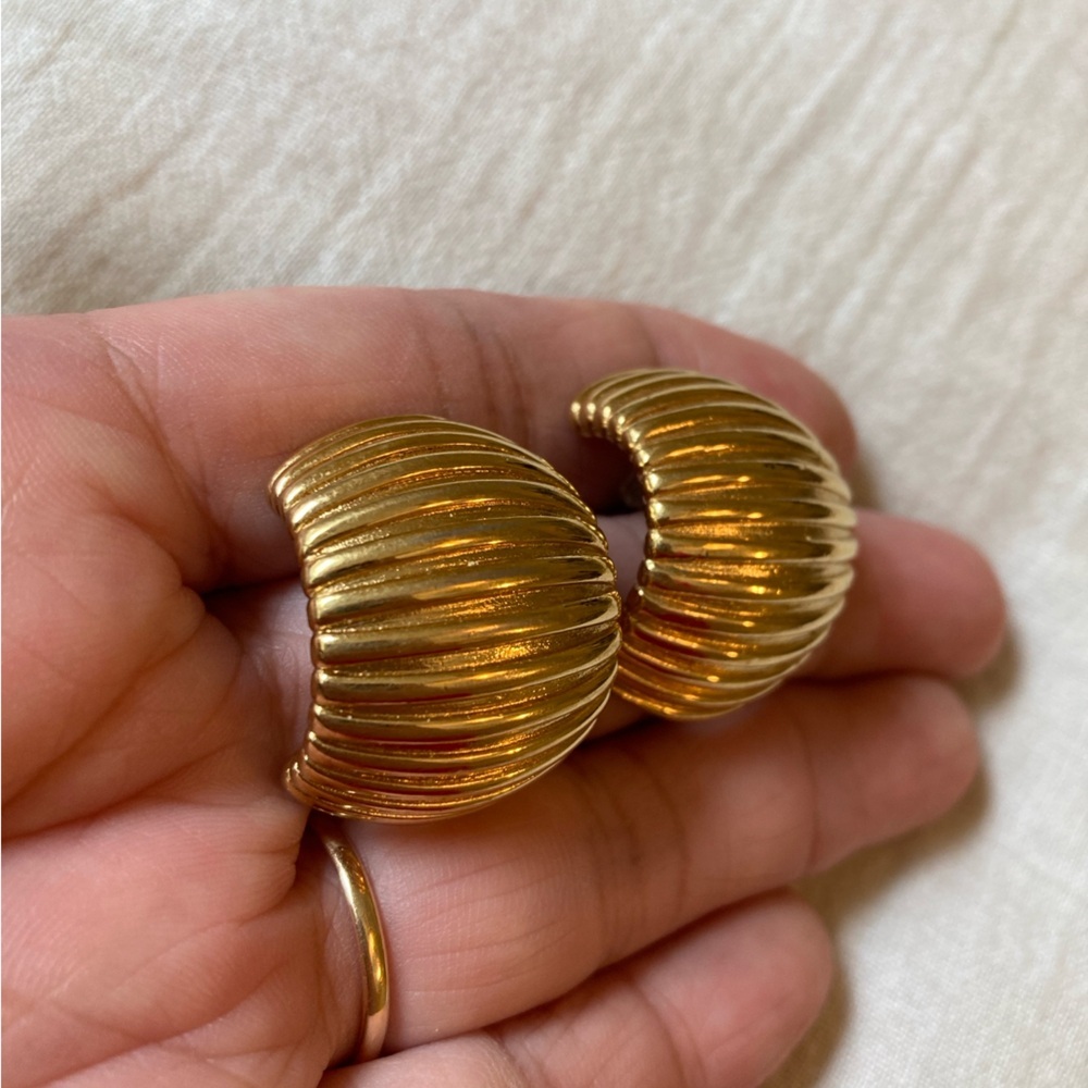 Gold Tone‎ Ribbed Vintage Clip on Earrings - Picture 3 of 6